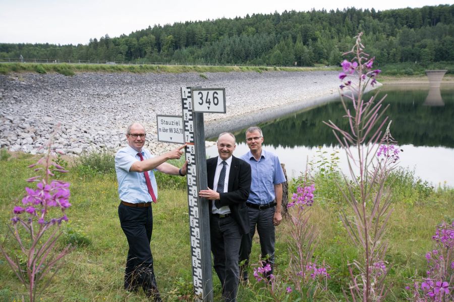 Verschaffen sich ein Bild über den niedrigen Stand der Aabach-Talsperre: Landrat Manfred Müller, Rainer Gutknecht, (Geschäftsführer des Wasserverbandes Aabach-Talsperre) und Martin Hübner (technischer Dezernent). (Foto: Amt für Presse- und Öffentlichkeitsarbeit, Kreis Paderborn, Anna-Sophie Schindler) Verschaffen sich ein Bild über den niedrigen Stand der Aabach-Talsperre: Landrat Manfred Müller, Rainer Gutknecht, (Geschäftsführer des Wasserverbandes Aabach-Talsperre) und Martin Hübner (technischer Dezernent). (Foto: Amt für Presse- und Öffentlichkeitsarbeit, Kreis Paderborn, Anna-Sophie Schindler)